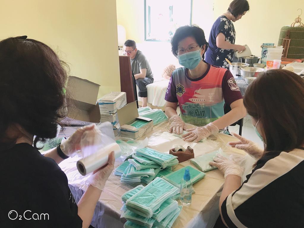 在現代社會,忙碌的工作、繁忙的家庭和深厚的友情都是我們生活中重要的支柱。然而,身為一個社會的一份子,我們也不應忘記貢獻社會的重要性。義工服務是一種正面的方式,它不僅能夠滿足個人的需求,還能對社會產生積極的影響。在這篇訪談中,我們有幸與婁國芳主任交談,她分享了多年來參與義工活動的經歷和美好回憶。