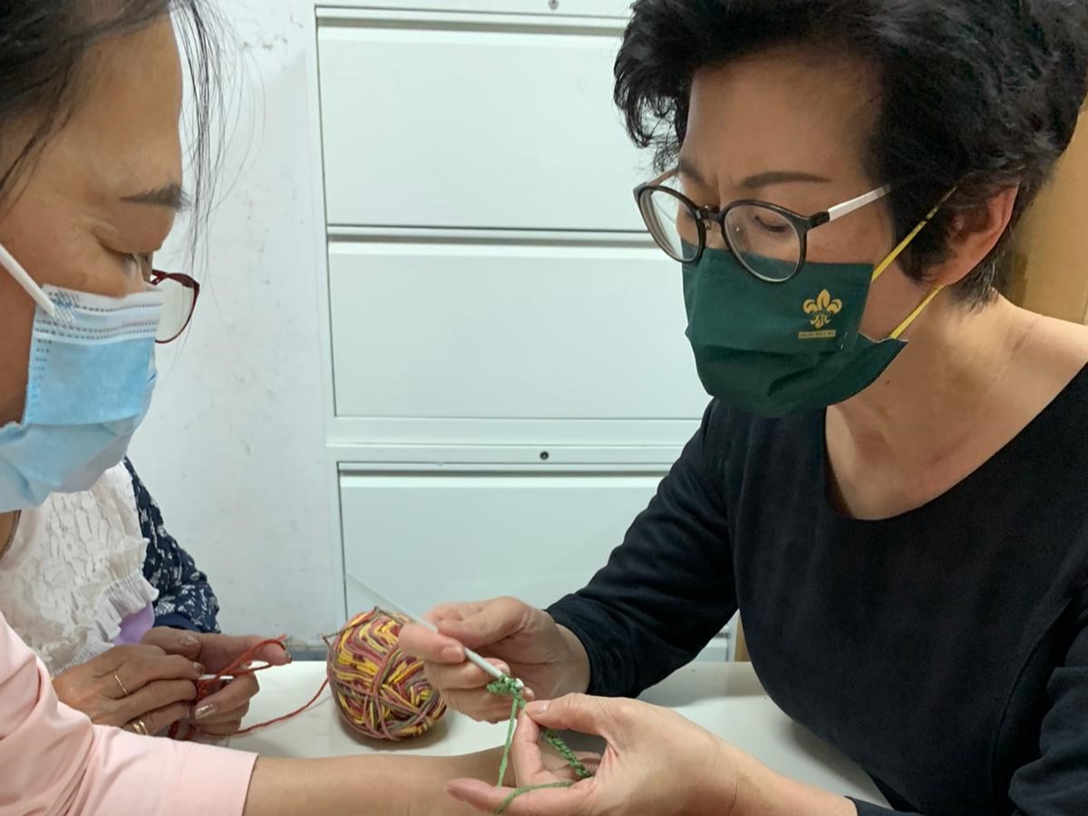 在現代社會,忙碌的工作、繁忙的家庭和深厚的友情都是我們生活中重要的支柱。然而,身為一個社會的一份子,我們也不應忘記貢獻社會的重要性。義工服務是一種正面的方式,它不僅能夠滿足個人的需求,還能對社會產生積極的影響。在這篇訪談中,我們有幸與婁國芳主任交談,她分享了多年來參與義工活動的經歷和美好回憶。