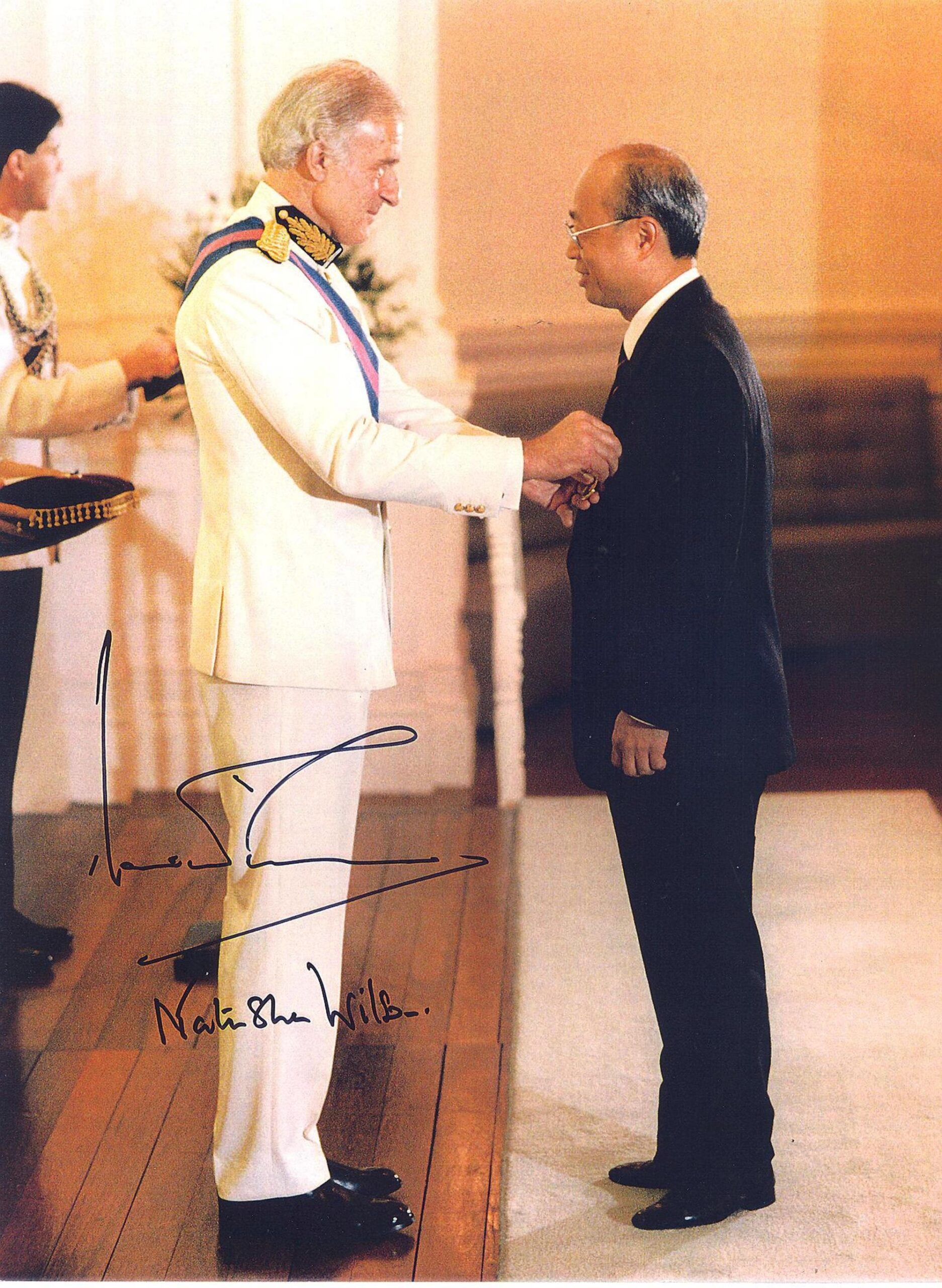 1992-01-01 英女皇榮譽獎章授勳(衛奕信親筆簽名本)