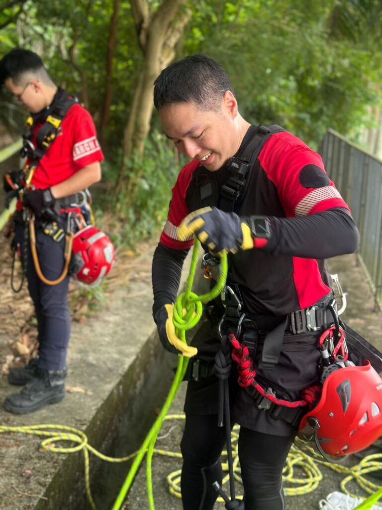 香港擁有壯麗的自然景觀,其中遍佈各區的郊野公園成為無數市民鍾愛的戶外活動場所。這些郊野公園面積廣闊,佔地接近全港土地的40%,使得不少市民得以擁抱大自然,享受行山、露營等活動帶來的自由與放鬆。然而,隨着戶外活動的普及,與之相關的山野事故也在逐年增多。