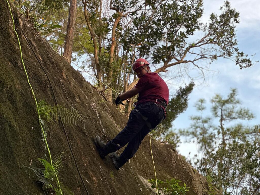 香港擁有壯麗的自然景觀,其中遍佈各區的郊野公園成為無數市民鍾愛的戶外活動場所。這些郊野公園面積廣闊,佔地接近全港土地的40%,使得不少市民得以擁抱大自然,享受行山、露營等活動帶來的自由與放鬆。然而,隨着戶外活動的普及,與之相關的山野事故也在逐年增多。