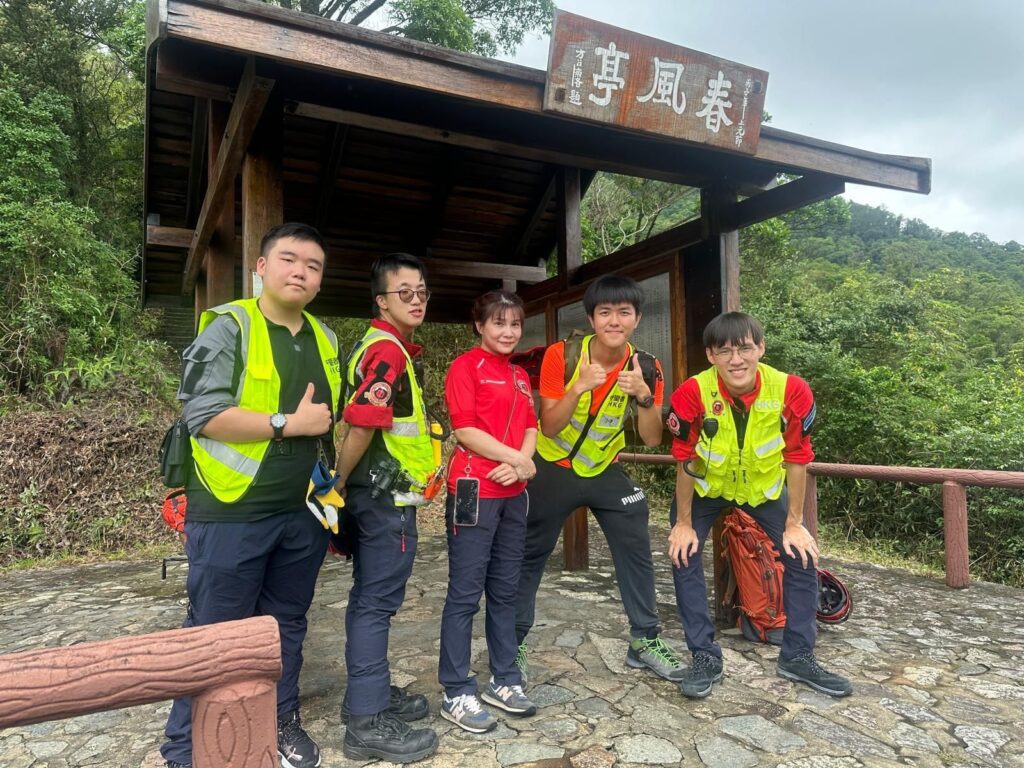 香港擁有壯麗的自然景觀,其中遍佈各區的郊野公園成為無數市民鍾愛的戶外活動場所。這些郊野公園面積廣闊,佔地接近全港土地的40%,使得不少市民得以擁抱大自然,享受行山、露營等活動帶來的自由與放鬆。然而,隨着戶外活動的普及,與之相關的山野事故也在逐年增多。