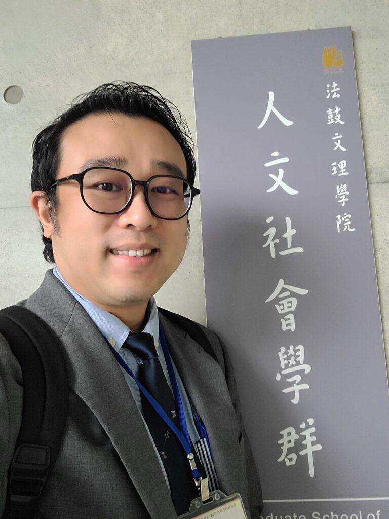 在現代都市化與信仰多元化的背景下,宗教團體如何推動社會服務、如何面對挑戰並獲取信任,成為一個值得深思的課題。對此,《同悅》採訪了香港學者潘啟聰博士,他以香港為例,探討佛教團體如何在多元化社會中實踐慈善工作,並分享了他最新研究的心得與觀點。