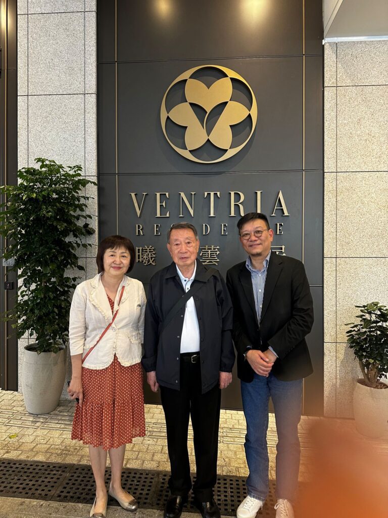 岑家雄先生分享了他對社會工作的熱忱,以及多年來他在教育與關懷社會方面的堅持與啟發。他用簡單的語言與真誠的態度,講述了他如何透過教育、社會服務和創新的想法,推動和諧社會的發展。以下是他的一些核心理念與故事。