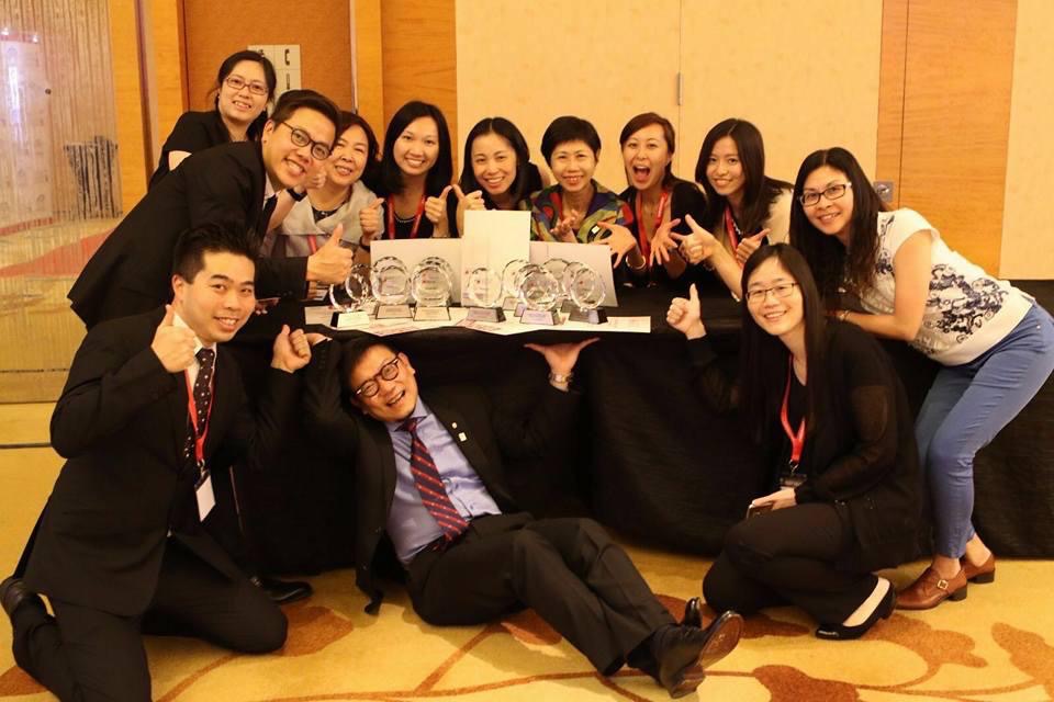 岑家雄先生分享了他對社會工作的熱忱,以及多年來他在教育與關懷社會方面的堅持與啟發。他用簡單的語言與真誠的態度,講述了他如何透過教育、社會服務和創新的想法,推動和諧社會的發展。以下是他的一些核心理念與故事。