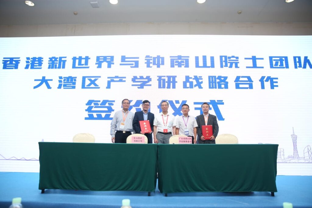 岑家雄先生分享了他對社會工作的熱忱,以及多年來他在教育與關懷社會方面的堅持與啟發。他用簡單的語言與真誠的態度,講述了他如何透過教育、社會服務和創新的想法,推動和諧社會的發展。以下是他的一些核心理念與故事。