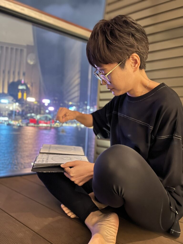 在現代職場中,如何發現自身潛能,從內心深處找到突破的力量?在一次深入訪談中,我們有幸與培訓公司創辦人兼商業顧問曾詩菱對話,探索她如何運用一套獨特的方法,幫助數千人打破心靈限制,激發潛力。她的經驗和洞察不僅適用於職業發展,也為個人生活帶來了深刻啟發。