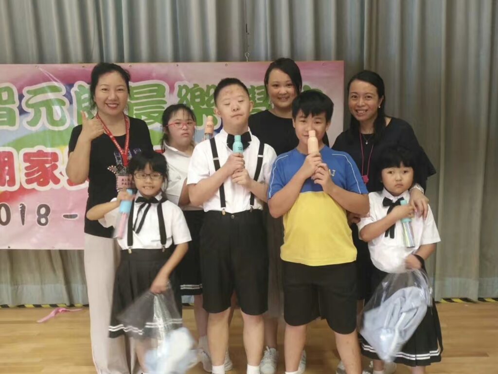 在這個充滿快節奏與電子屏幕的時代，有這樣一群人，他們用心走進社區，放下手機，通過義工活動重新發現生活的美好，也找回了親子之間的溫暖。梁磊分享了她與一群年輕人和家長們參與義工活動的故事，這些經歷不僅讓人感受到社會的溫情，更讓我們看見了義工工作的深遠價值。