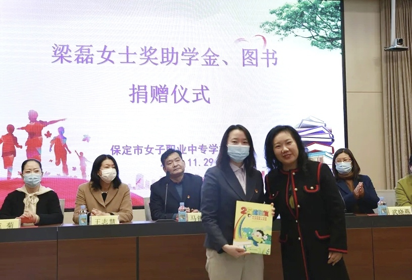 在這個充滿快節奏與電子屏幕的時代，有這樣一群人，他們用心走進社區，放下手機，通過義工活動重新發現生活的美好，也找回了親子之間的溫暖。梁磊分享了她與一群年輕人和家長們參與義工活動的故事，這些經歷不僅讓人感受到社會的溫情，更讓我們看見了義工工作的深遠價值。