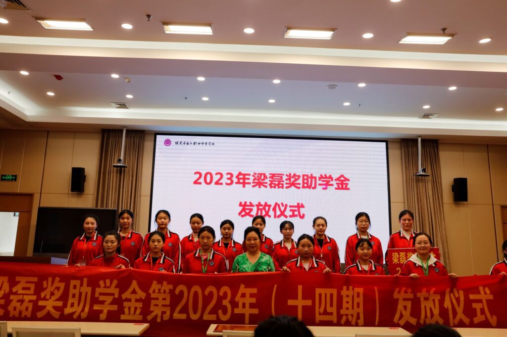 在這個充滿快節奏與電子屏幕的時代，有這樣一群人，他們用心走進社區，放下手機，通過義工活動重新發現生活的美好，也找回了親子之間的溫暖。梁磊分享了她與一群年輕人和家長們參與義工活動的故事，這些經歷不僅讓人感受到社會的溫情，更讓我們看見了義工工作的深遠價值。