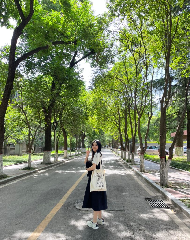 在香港這片熙攘的都市,有一群年輕人正默默耕耘,致力於推動特殊教育需要(SEN)的認知與支援。他們組織了香港首個由青年發起的特殊教育社企「特殊教育青年會」,透過創新與熱誠,奠定了屬於他們的使命。而文樂渝Athena,這位來自香港教育大學的中文教育系學生,同時兼修融合教育,是這股青年力量中的一員。她的經歷與熱情,折射出這個時代對教育的堅持與新思維。