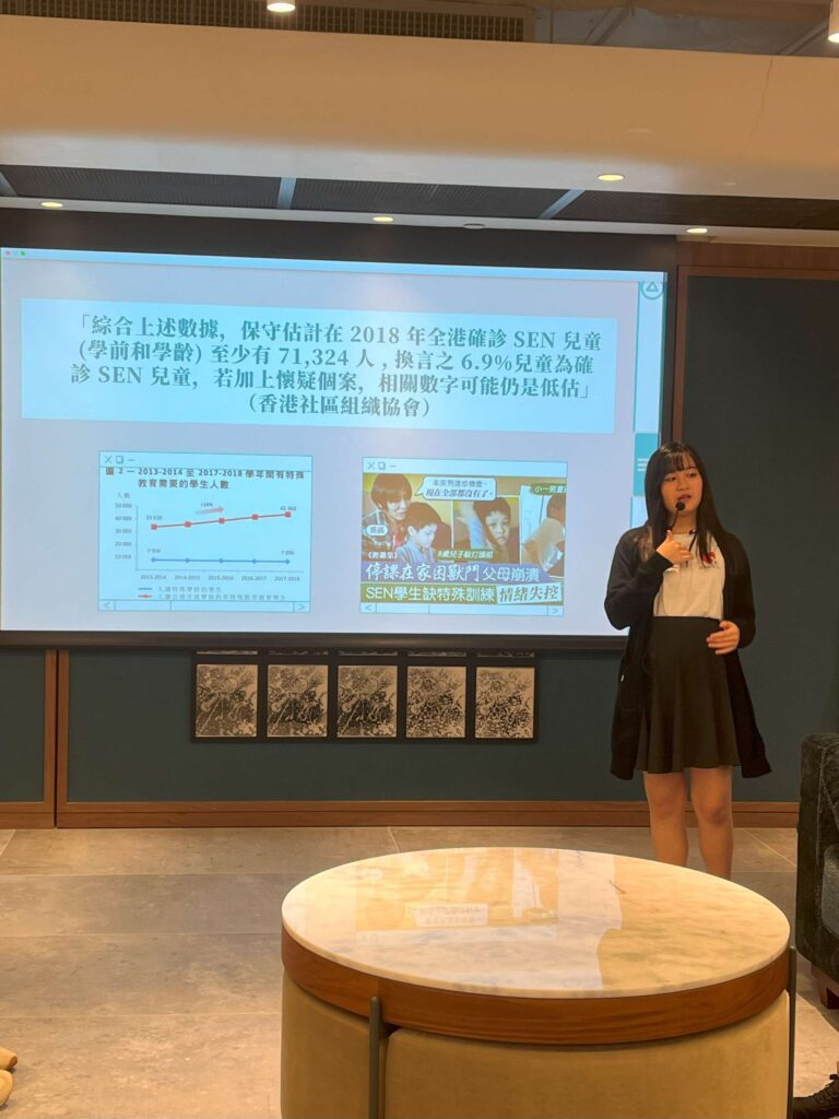梁詠荍 Rainie,就讀香港中文大學文學士(中國語文研究)及教育學士(中國語文教育),同時是「特殊教育青年會」的創辦人及主席。她帶領一群充滿熱誠的青年,為特殊教育需要(SEN)群體在香港推動共融,開創了一條與眾不同的新路。「特殊教育青年會」作為香港首個由青年發起的SEN社會企業,正以創新的方式為這個領域注入新希望。