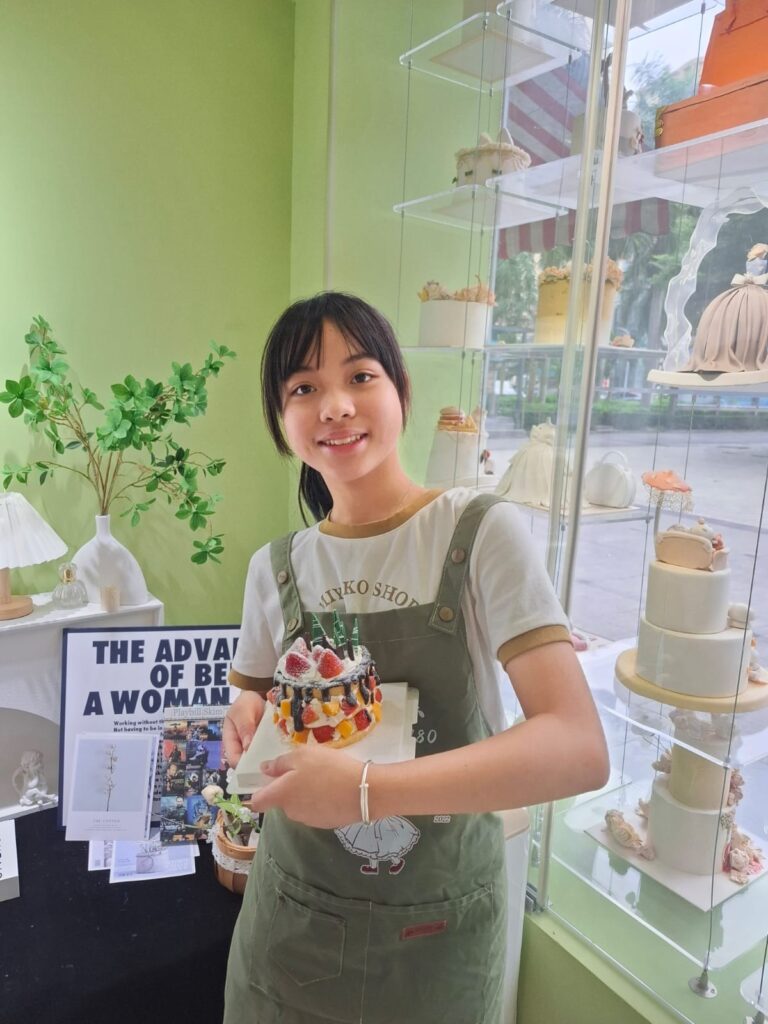 張曉彤Zita,就讀於順德聯誼總會胡兆熾中學,中三學生,現任「特殊教育青年會」市場及推廣部總監。雖然年紀尚輕,但她已走出了一條不平凡的道路,並在特殊教育需要(SEN)領域發揮著重要作用。