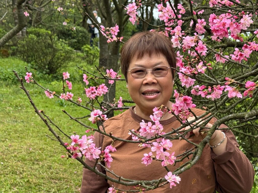三十年來,楊翠娥在香港科技大學默默耕耘,帶領清潔團隊維護校園環境,確保師生擁有整潔舒適的學習與工作空間。從酒店業轉戰科大,她以敬業樂業的態度迎接工作中的挑戰,並在退休後積極投身義工服務,將人生過得充實而有意義。