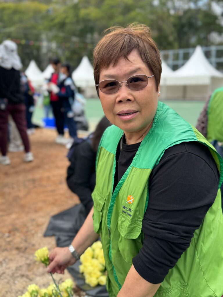 三十年來,楊翠娥在香港科技大學默默耕耘,帶領清潔團隊維護校園環境,確保師生擁有整潔舒適的學習與工作空間。從酒店業轉戰科大,她以敬業樂業的態度迎接工作中的挑戰,並在退休後積極投身義工服務,將人生過得充實而有意義。