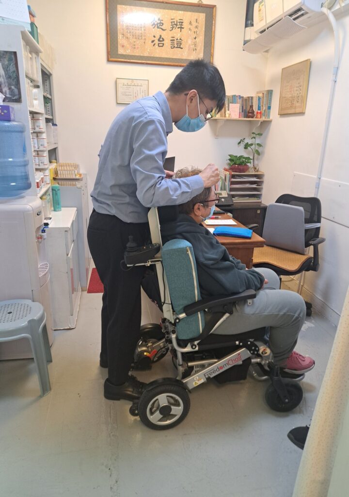 在訪問中,朱國棟醫師以真摯言語分享了他多年來致力於中醫推廣、社區健康教育與專業人才培育的經歷與心得。他的言談中,充滿了對中醫文化傳承的熱情,以及對社會不同群體的關懷與融合的堅定信念。