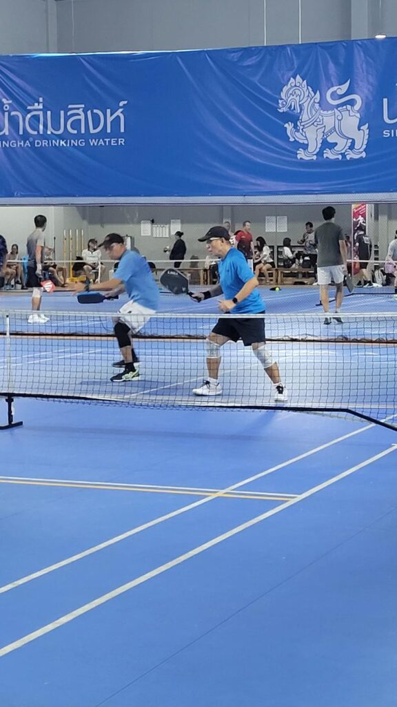當提到香港的新興運動,「匹克球」(Pickleball)可說是其中一顆冉冉升起的明星。這項運動近年來在本地迅速流行,不僅吸引了退休人士參與,更漸漸成為不同年齡層的熱門選擇。近日,同悅有幸與港鐵退休職員李錦生先生進行了一次訪談,他分享了他對匹克球的熱愛以及這項運動在香港的發展現況。
