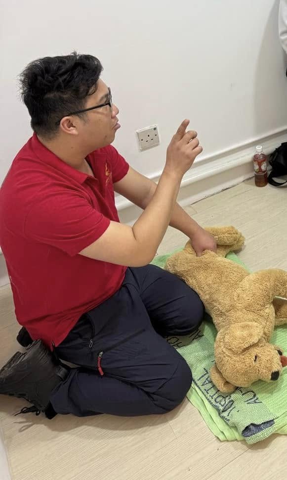 在現代都市中,動物不僅是我們的夥伴,更是我們生活中不可忽視的一部分。如何在緊急情況下幫助牠們,成為了不少愛護動物人士關心的課題。香港守望者服務團創始人鄭偉軒,近期推出了一項別具意義的活動——動物急救班,旨在教授基礎的急救技能,讓更多人能在動物需要時作出及時的幫助。