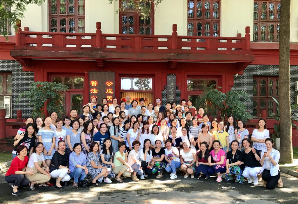 在這個快速變遷的時代,如何讓年長一輩在生活中找到平衡與快樂,成為許多專業工作者努力探索的方向。黃曉紅博士,一位深耕於敘事繪畫治療的專家,近期與我們分享了她在推動樂齡工作坊的經驗與心得,並特別提到她獨創的「怪獸你好」工作坊如何帶來顯著的改變。