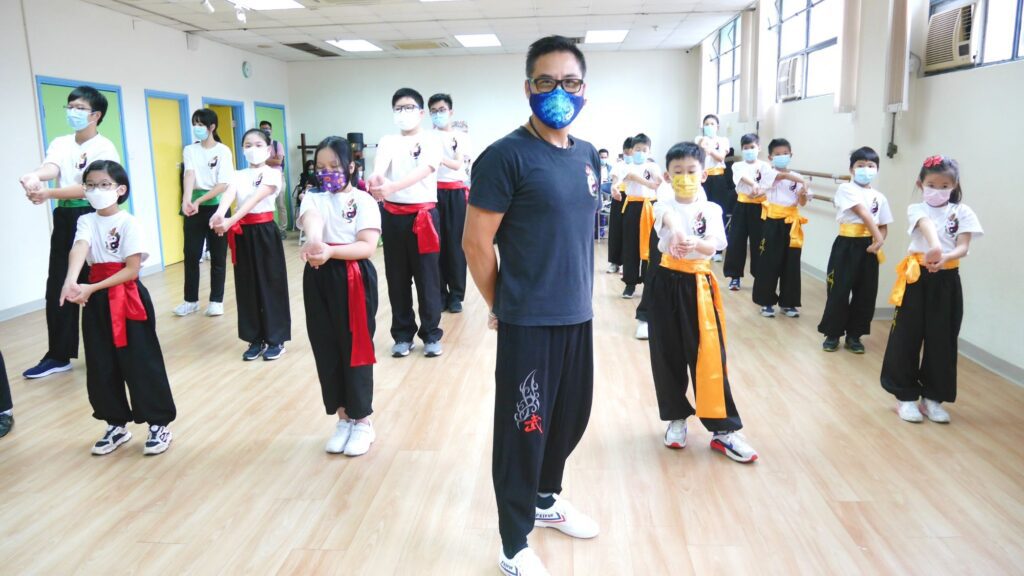 馮銳堅師傅自幼醉心武學,1981年入門學習廣州詠春拳,並在香港精武體育會授徒長達三十餘年。如今,他以全職專業詠春拳導師的身份,持續在社區中心及學校傳授這門傳統武學。然而,在當今社會,傳統武術正面臨前所未有的挑戰,馮師傅坦言,這條傳承之路並不容易。