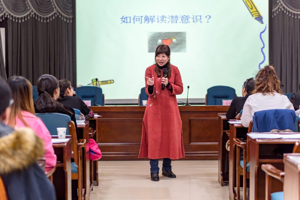 在這個快速變遷的時代,如何讓年長一輩在生活中找到平衡與快樂,成為許多專業工作者努力探索的方向。黃曉紅博士,一位深耕於敘事繪畫治療的專家,近期與我們分享了她在推動樂齡工作坊的經驗與心得,並特別提到她獨創的「怪獸你好」工作坊如何帶來顯著的改變。