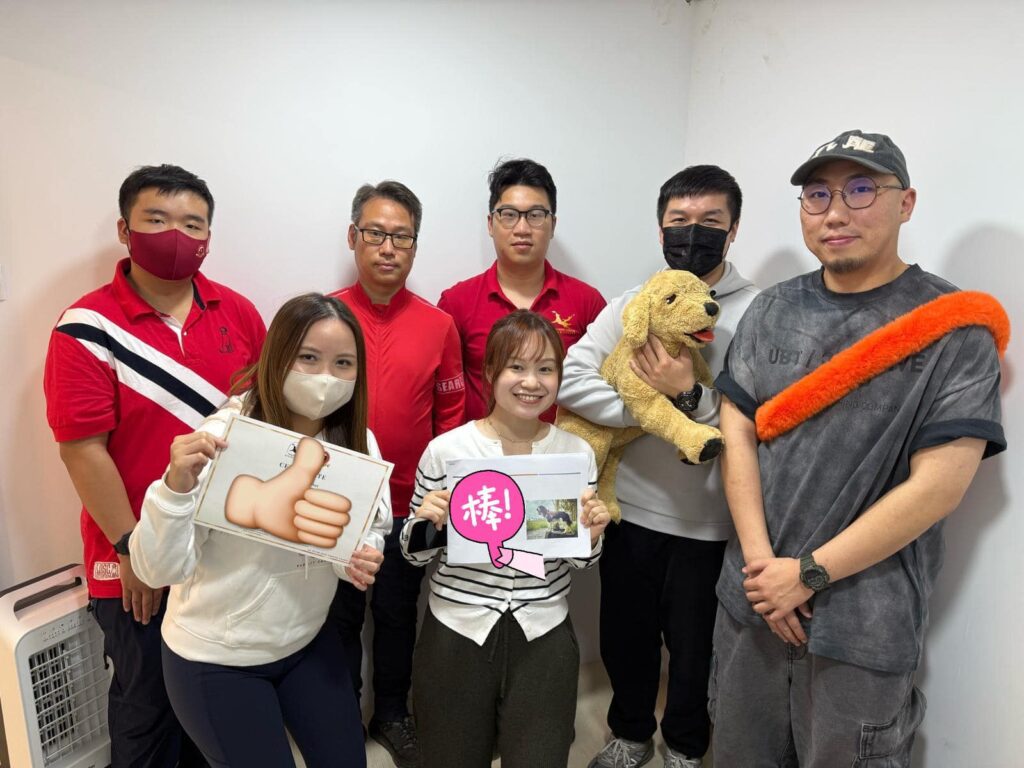 在現代都市中,動物不僅是我們的夥伴,更是我們生活中不可忽視的一部分。如何在緊急情況下幫助牠們,成為了不少愛護動物人士關心的課題。香港守望者服務團創始人鄭偉軒,近期推出了一項別具意義的活動——動物急救班,旨在教授基礎的急救技能,讓更多人能在動物需要時作出及時的幫助。