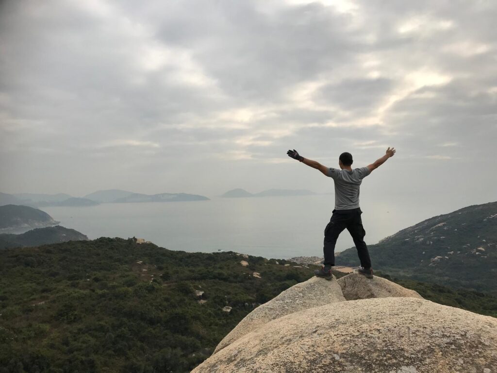 在嘈雜的城市中,有這樣一位低調而熱心的國術與養生推廣者。他就是余振榮師傅,一位在國術、養生與社區教育中默默耕耘的老師。他的課堂不只是教授動作,更是將傳統文化與現代需求結合的一種生活哲學。在一次深入的訪談中,余師傅分享了他對教學、生活,以及付出的深刻理解。