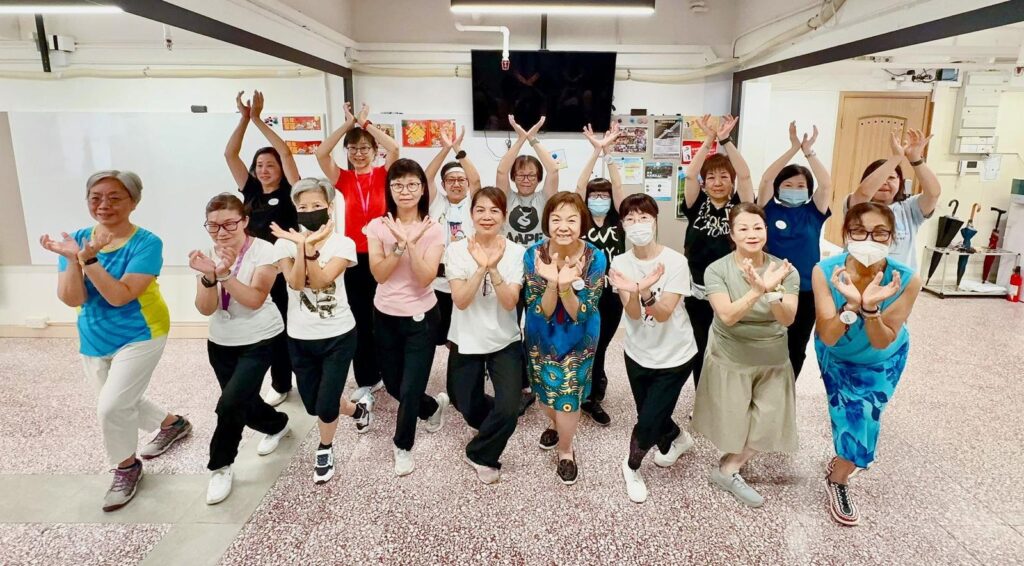 在生命的轉折點上,有些人選擇停下,而有些人則選擇迎難而上,尋找新的可能性。廖順霞老師正是後者。從一名典型的家庭主婦,到事業有成的專業人士,再到如今以舞蹈與義工服務為人生重要部分,她的故事充滿著堅持、熱情與無私的奉獻。