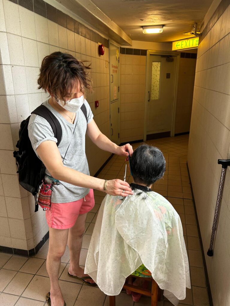 在人生的不同階段,我們或許都曾因為外貌而影響自信,甚至影響與社會的聯繫。對於長者而言,這種影響尤為深遠。義剪組織「易剪義」的創辦人袁宜聰先生,正是看到了這一點,透過理髮、美甲、化妝和攝影等服務,讓長者重拾自信,重新走入社區,並透過書籍和回憶冊,記錄並展現他們的生命故事。