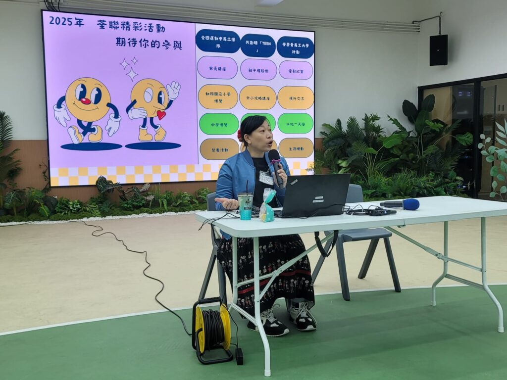在現代社會中,家長的角色不僅僅是孩子的陪伴者,更是教育與社區之間的重要橋樑。荃灣家長教師會聯會有限公司主席袁曉川女士,從一名普通家長起步,憑藉熱情和責任感,逐步走上聯會的重要崗位,為家長和學校建立了更深層次的互動與合作。