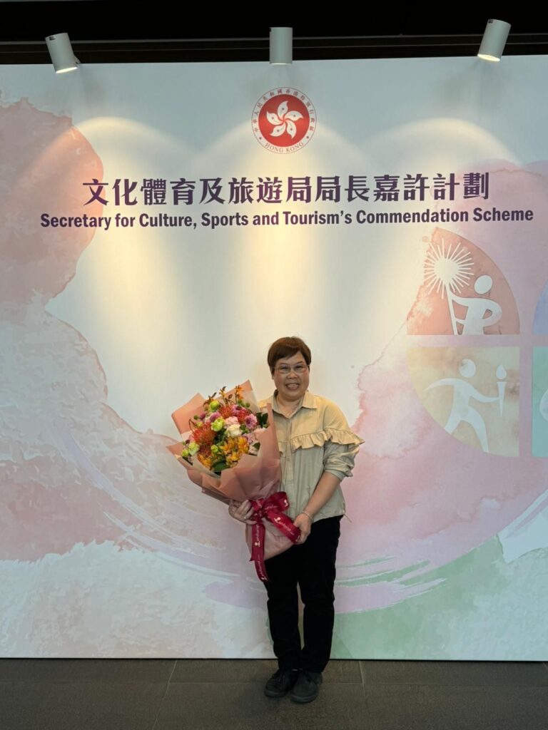 三十年來,楊翠娥在香港科技大學默默耕耘,帶領清潔團隊維護校園環境,確保師生擁有整潔舒適的學習與工作空間。從酒店業轉戰科大,她以敬業樂業的態度迎接工作中的挑戰,並在退休後積極投身義工服務,將人生過得充實而有意義。