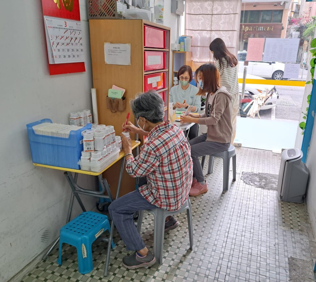 朱國棟醫師,多年來投身醫療服務,致力推廣社區健康教育與培育專業中醫人才。他的行醫之路,不僅是專業的展現,更是一段深耕基層、以心為本的故事。