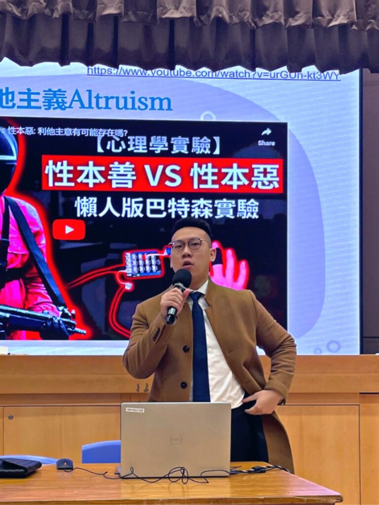 作為香港教育大學心理學系的畢業生,鄧皓陽先生(Sunny Tang)雖然年輕,但已經在教育這條路上創出自己的方向。他不僅是皓創空間的創辦人,更是一名專注於高中英文補習的導師。鄧皓陽先生用貼近學生的教學方式和自己扎實的學術背景,幫助學生在學業上取得突破。