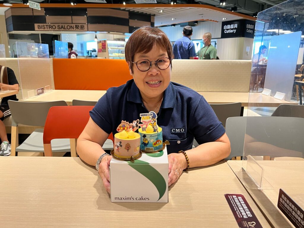 三十年來,楊翠娥在香港科技大學默默耕耘,帶領清潔團隊維護校園環境,確保師生擁有整潔舒適的學習與工作空間。從酒店業轉戰科大,她以敬業樂業的態度迎接工作中的挑戰,並在退休後積極投身義工服務,將人生過得充實而有意義。
