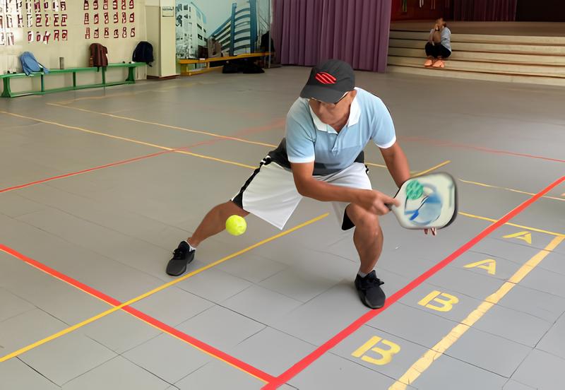 當提到香港的新興運動,「匹克球」(Pickleball)可說是其中一顆冉冉升起的明星。這項運動近年來在本地迅速流行,不僅吸引了退休人士參與,更漸漸成為不同年齡層的熱門選擇。近日,同悅有幸與港鐵退休職員李錦生先生進行了一次訪談,他分享了他對匹克球的熱愛以及這項運動在香港的發展現況。