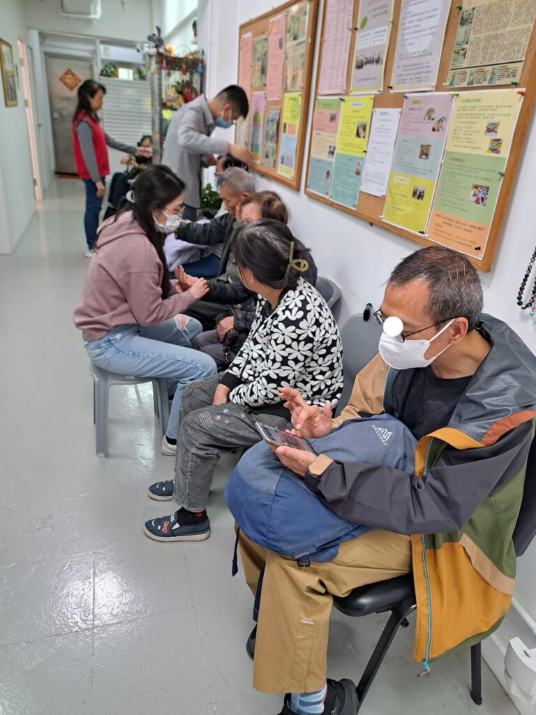 在現代醫療資源分配不均的社會中,如何讓基層群體獲得持續而有效的醫療服務,是一個長久以來的挑戰。然而,朱國棟醫師,一位中國國醫學院全科中醫學士及註冊中醫師,以堅定的理念和實際行動,為基層醫療帶來了一線曙光。他的故事,是一段關於信念、堅持與突破的動人篇章。