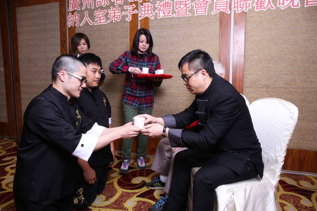 馮銳堅師傅自幼醉心武學,1981年入門學習廣州詠春拳,並在香港精武體育會授徒長達三十餘年。如今,他以全職專業詠春拳導師的身份,持續在社區中心及學校傳授這門傳統武學。然而,在當今社會,傳統武術正面臨前所未有的挑戰,馮師傅坦言,這條傳承之路並不容易。