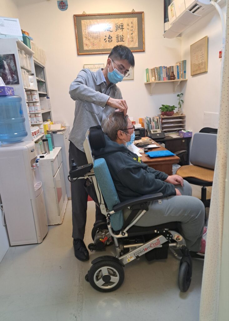 在現代醫療資源分配不均的社會中,如何讓基層群體獲得持續而有效的醫療服務,是一個長久以來的挑戰。然而,朱國棟醫師,一位中國國醫學院全科中醫學士及註冊中醫師,以堅定的理念和實際行動,為基層醫療帶來了一線曙光。他的故事,是一段關於信念、堅持與突破的動人篇章。