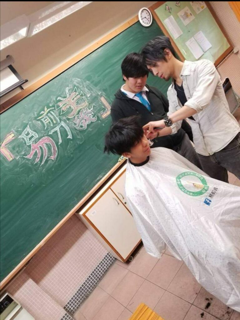 在人生的不同階段,我們或許都曾因為外貌而影響自信,甚至影響與社會的聯繫。對於長者而言,這種影響尤為深遠。義剪組織「易剪義」的創辦人袁宜聰先生,正是看到了這一點,透過理髮、美甲、化妝和攝影等服務,讓長者重拾自信,重新走入社區,並透過書籍和回憶冊,記錄並展現他們的生命故事。