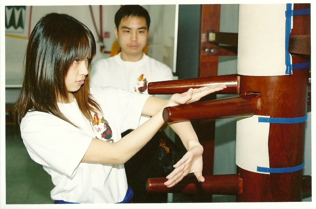 馮銳堅師傅自幼醉心武學,1981年入門學習廣州詠春拳,並在香港精武體育會授徒長達三十餘年。如今,他以全職專業詠春拳導師的身份,持續在社區中心及學校傳授這門傳統武學。然而,在當今社會,傳統武術正面臨前所未有的挑戰,馮師傅坦言,這條傳承之路並不容易。