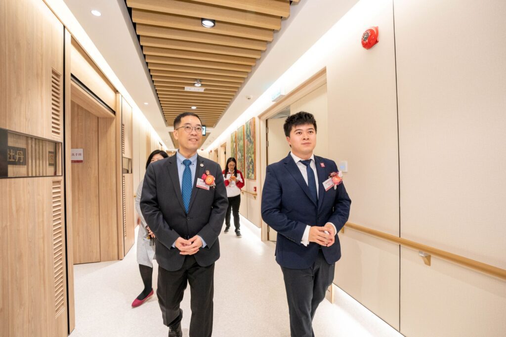 在香港這座繁忙的城市,安老服務一直被視為傳統產業,鮮少與創新掛鉤。然而,陳碩暉正以全新的視角,為這個行業帶來突破性的改變。作為家族安老事業的第三代,他不僅承襲了家族的使命,更在傳統模式中尋找創新機遇,引入國際經驗,推動銀髮經濟的可持續發展。