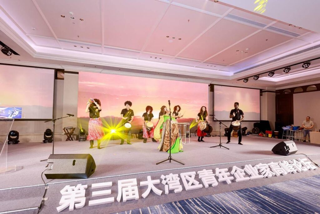 在亞洲，非洲鼓樂已不再僅僅是一種傳統表演藝術，而是逐漸成為教育與企業培訓的新趨勢。梁肇祺先生，作為亞洲首位華人將非洲鼓樂全面應用於企業培訓及教育的先驅，憑著他的熱忱與創意，帶領過數百家跨國企業及工商團體參與非洲鼓樂工作坊，並積極推動這門藝術在亞洲的普及。