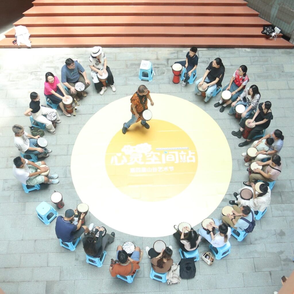 在亞洲，非洲鼓樂已不再僅僅是一種傳統表演藝術，而是逐漸成為教育與企業培訓的新趨勢。梁肇祺先生，作為亞洲首位華人將非洲鼓樂全面應用於企業培訓及教育的先驅，憑著他的熱忱與創意，帶領過數百家跨國企業及工商團體參與非洲鼓樂工作坊，並積極推動這門藝術在亞洲的普及。