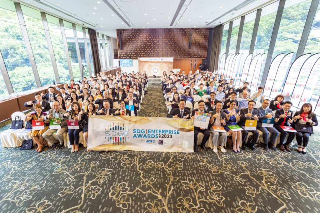 在亞洲，非洲鼓樂不僅僅是一種音樂表演形式，更成為一種嶄新的教育與企業培訓工具。梁肇祺先生，作為亞洲首位全面應用非洲鼓樂於企業培訓及教育工作的華人，已帶領數百家跨國企業與工商團體參與非洲鼓樂工作坊，將這種節奏性的藝術帶入不同領域，並賦予其更深層次的價值。