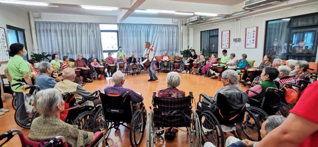 在亞洲，非洲鼓樂已不再僅僅是一種傳統表演藝術，而是逐漸成為教育與企業培訓的新趨勢。梁肇祺先生，作為亞洲首位華人將非洲鼓樂全面應用於企業培訓及教育的先驅，憑著他的熱忱與創意，帶領過數百家跨國企業及工商團體參與非洲鼓樂工作坊，並積極推動這門藝術在亞洲的普及。