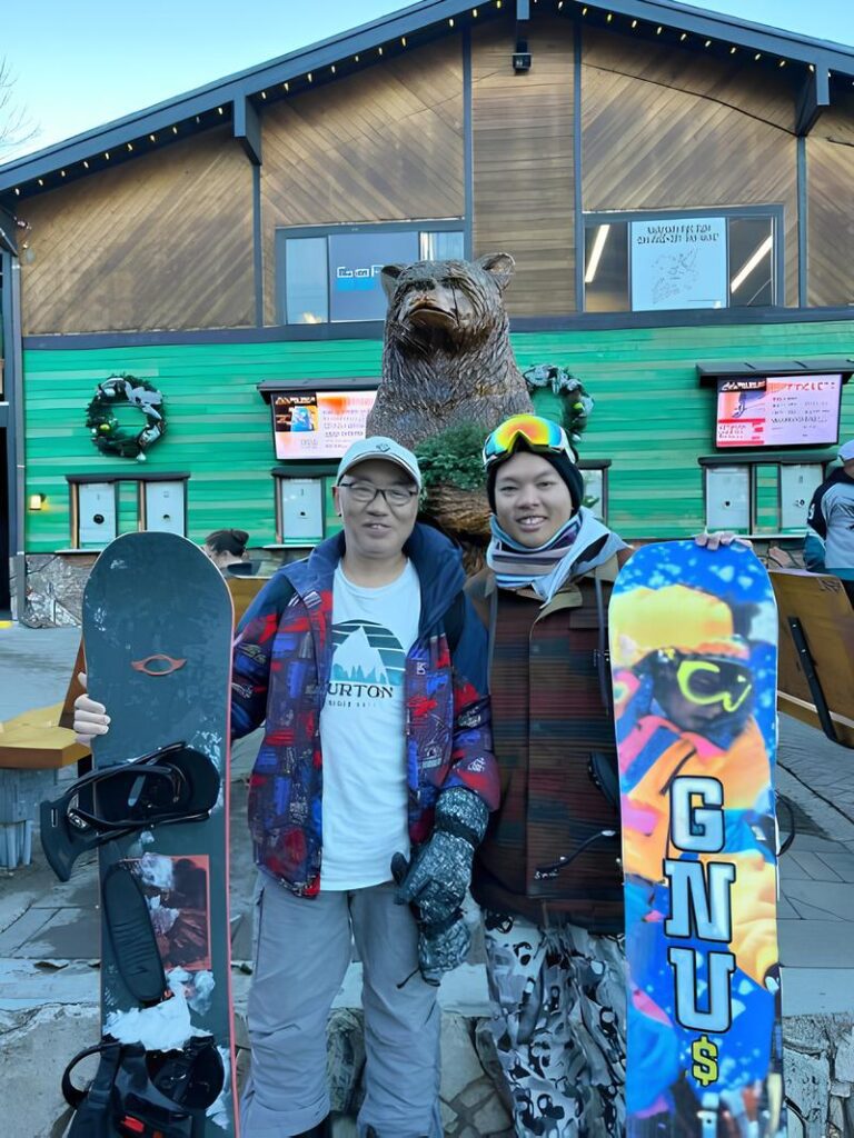 在我們的訪談中,李錦生先生滔滔不絕地談起他的兒子,從少年時期的籃球夢想到如今在美國打造屬於自己的匹克球(Pickleball)事業。這不僅是一個年輕人追逐夢想的故事,更是一位父親對兒子深深的自豪與支持。