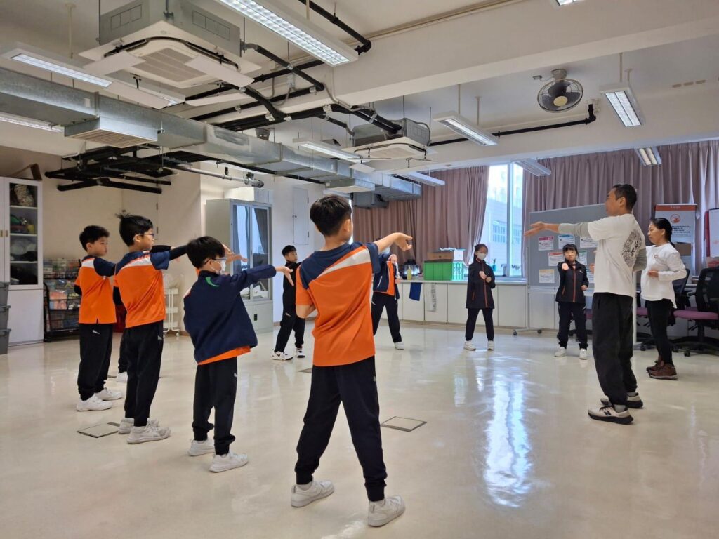 在教育的旅途中,遇到困難與挑戰在所難免。然而,真正的教育並不僅僅關乎知識的傳遞,更是關乎心靈的交流與堅持的力量。余振榮師傅,這位默默耕耘於教學領域的推動者,用他的故事向我們展示了什麼是真正的教育精神。