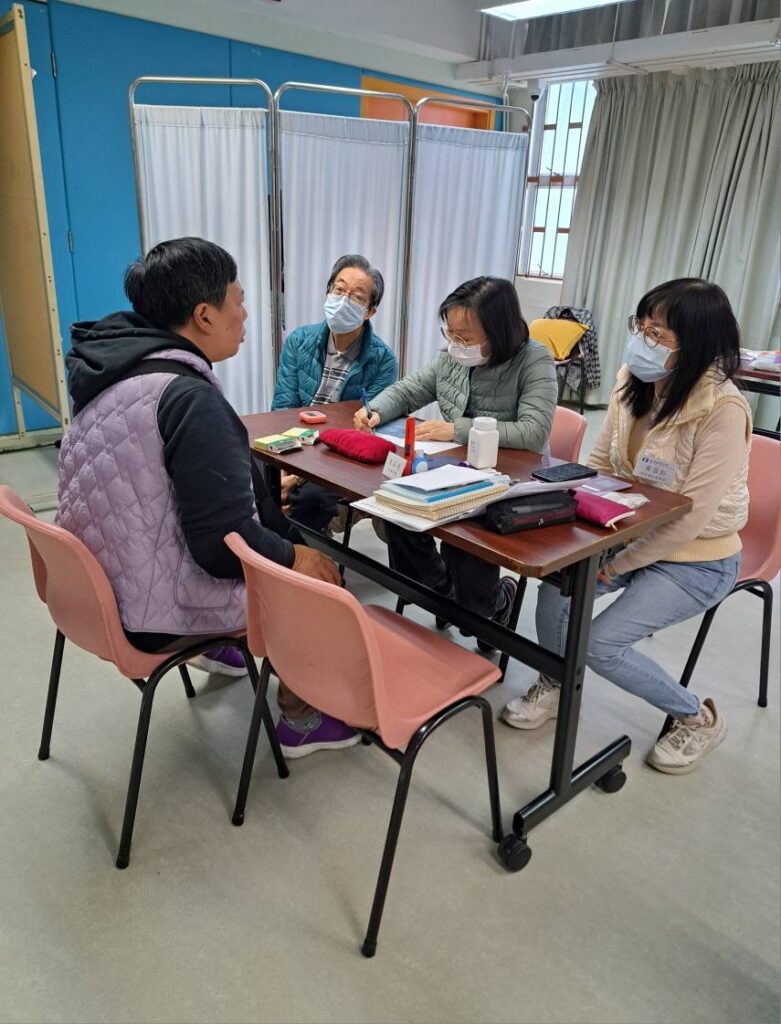 在一個講求效率與利益的時代,仍有人選擇默默耕耘,堅守自己的理念。朱國棟醫師,作為一位資深中醫師,不僅致力於醫治患者,還積極推動社區健康教育,並以實際行動關懷獨居長者及弱勢群體,展現了一位醫者對社會的承擔。