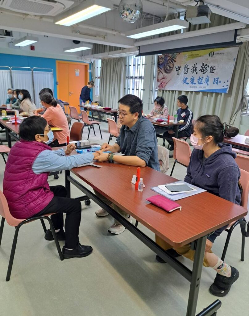 在訪問中,朱國棟醫師以真摯言語分享了他多年來致力於中醫推廣、社區健康教育與專業人才培育的經歷與心得。他的言談中,充滿了對中醫文化傳承的熱情,以及對社會不同群體的關懷與融合的堅定信念。
