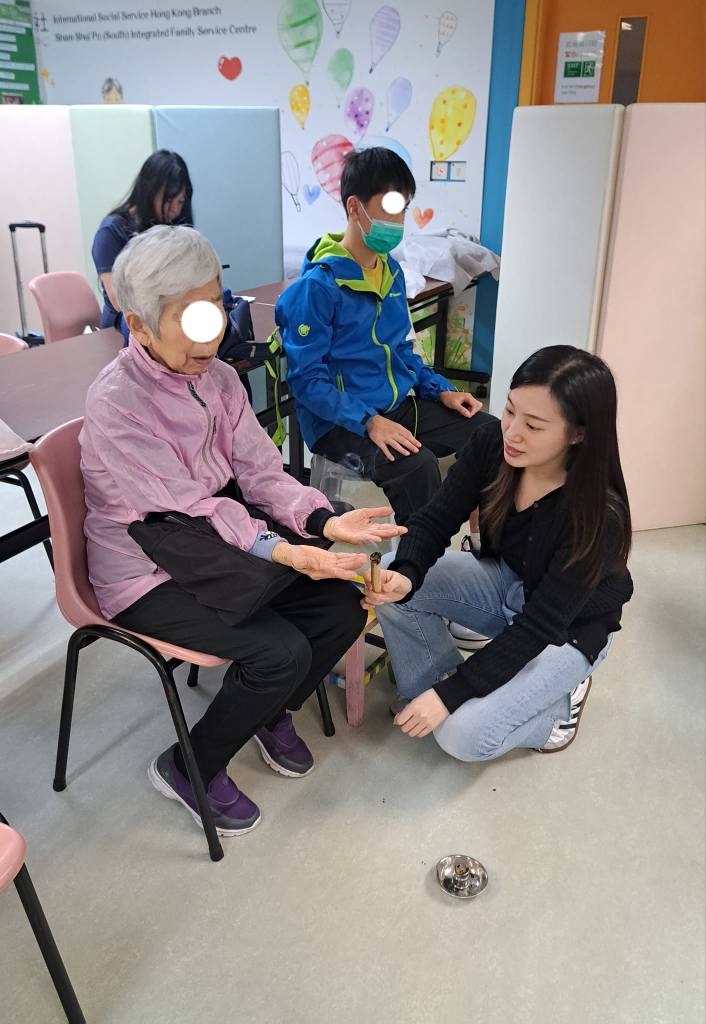 在訪問中,朱國棟醫師以真摯言語分享了他多年來致力於中醫推廣、社區健康教育與專業人才培育的經歷與心得。他的言談中,充滿了對中醫文化傳承的熱情,以及對社會不同群體的關懷與融合的堅定信念。